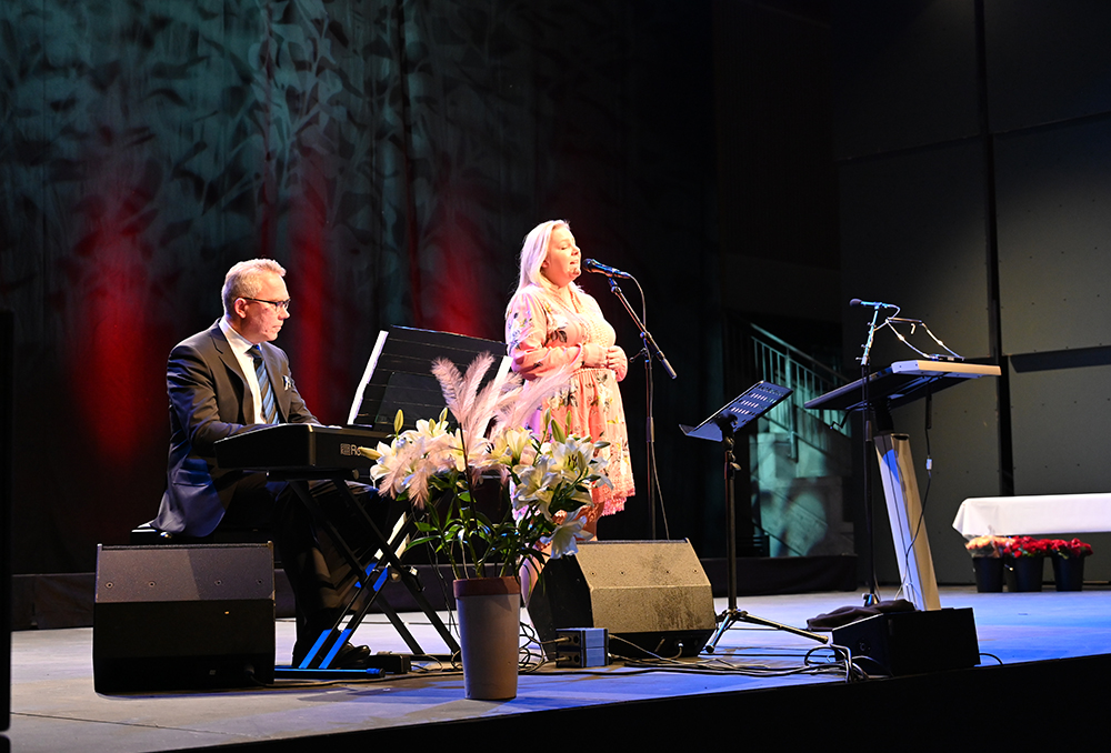 Kvinne som synger og mann som spiller piano