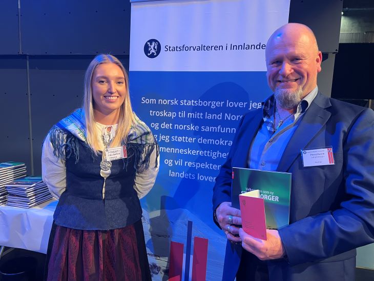Statsborgere Pierre sammen med utvalgsleder Maren Hellbu fra Hamar kommune. Foto: Lisbeth B. Huse. Statsborger Pierre sammen med utvalgsleder Maren Hellbu