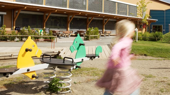 Jente med svømmebriller i et svømmebasseng