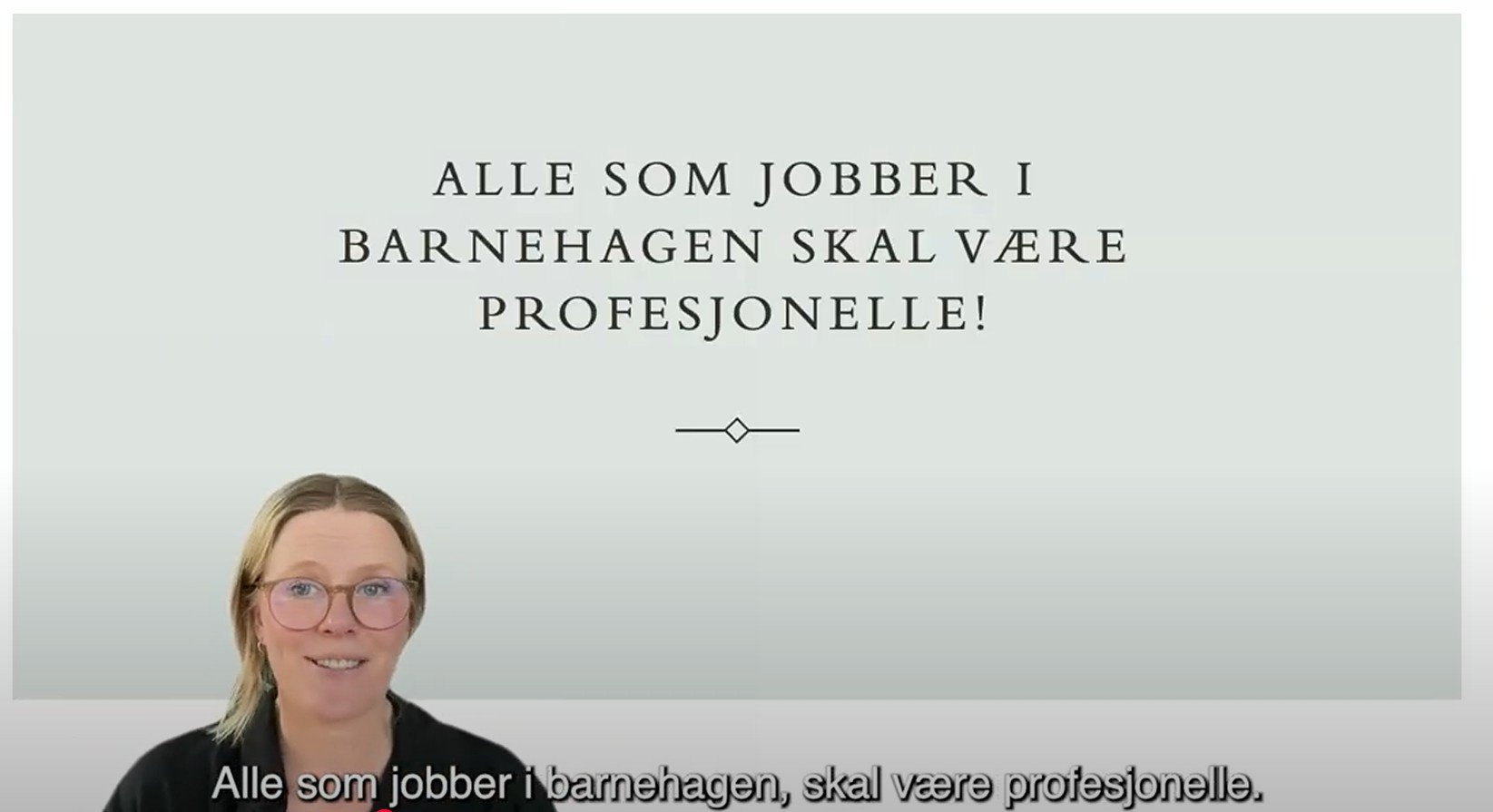 Bildet viser Birgitte Fjørtoft som foreleser om forebyggende arbeid i barnehage og det å være profesjonell
