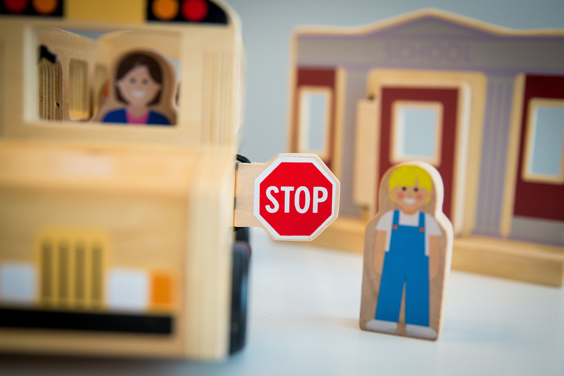 Bildet hentet fra Pixabay Illustrasjon av skolebuss og skolebarn