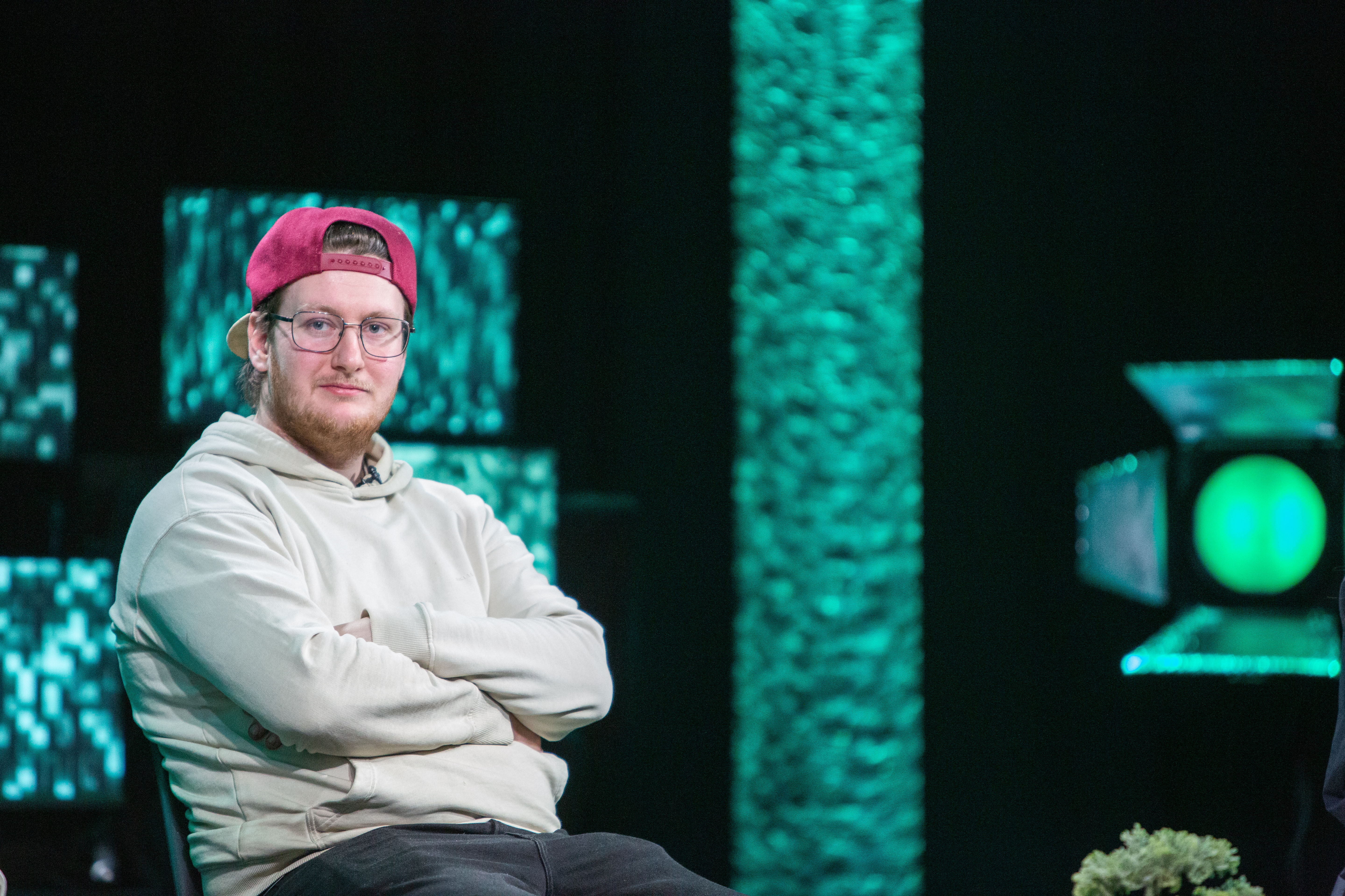 Chris Alexander Benth er en av de som har stått i utenforskap. Med hjelp fra NAV er han nå tilbake i arbeid. Foto: Daniil Ryvænge. Mann sitter i en stol i et tv-studio