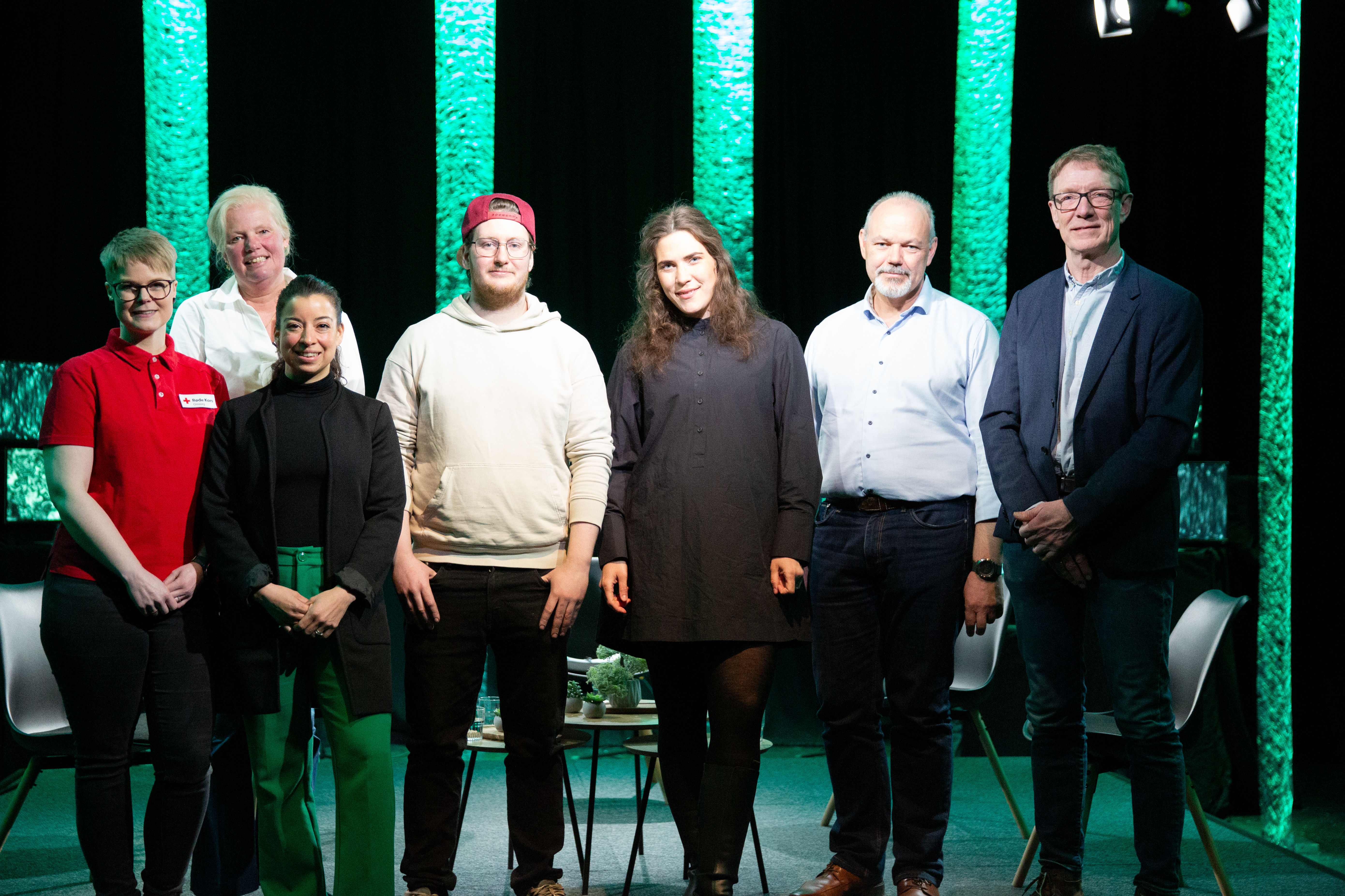 Mennesker står sammen i et tv-studio