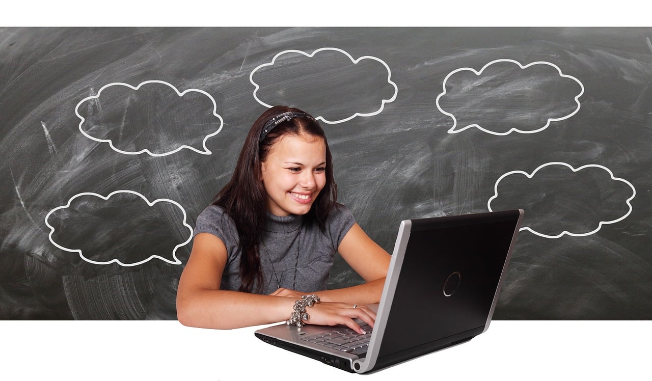 Bildene er hentet fra Pixabay Bildet viser en jente som sitter med en PC