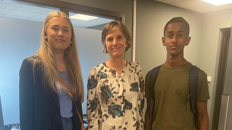 Yorkabed Kidane fra Elverum og Maria Svensson fra Valdres presenterte sine innspill på en tydelig og ærlig måte da barne- og familieminister Kjersti Toppe arrangerte et innspillsmøte om barnevern på Brumunddal 12. juni. Foto: Kristina Skamsar. Yorkabed Kidane fra Elverum og Maria Svensson står sammen med barne- og familieminister Kjersti Toppe.