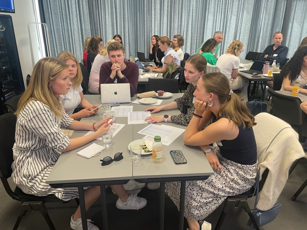 Det har vært stor debatt om russetida det siste året, noe som ungdommene hos Statsforvalteren i Innlandet har engasjert seg i. Foto: Hanne Kjøsnes. Statsforvalteren sine ungdommer sitter i et grupperom og diskuterer russetid.