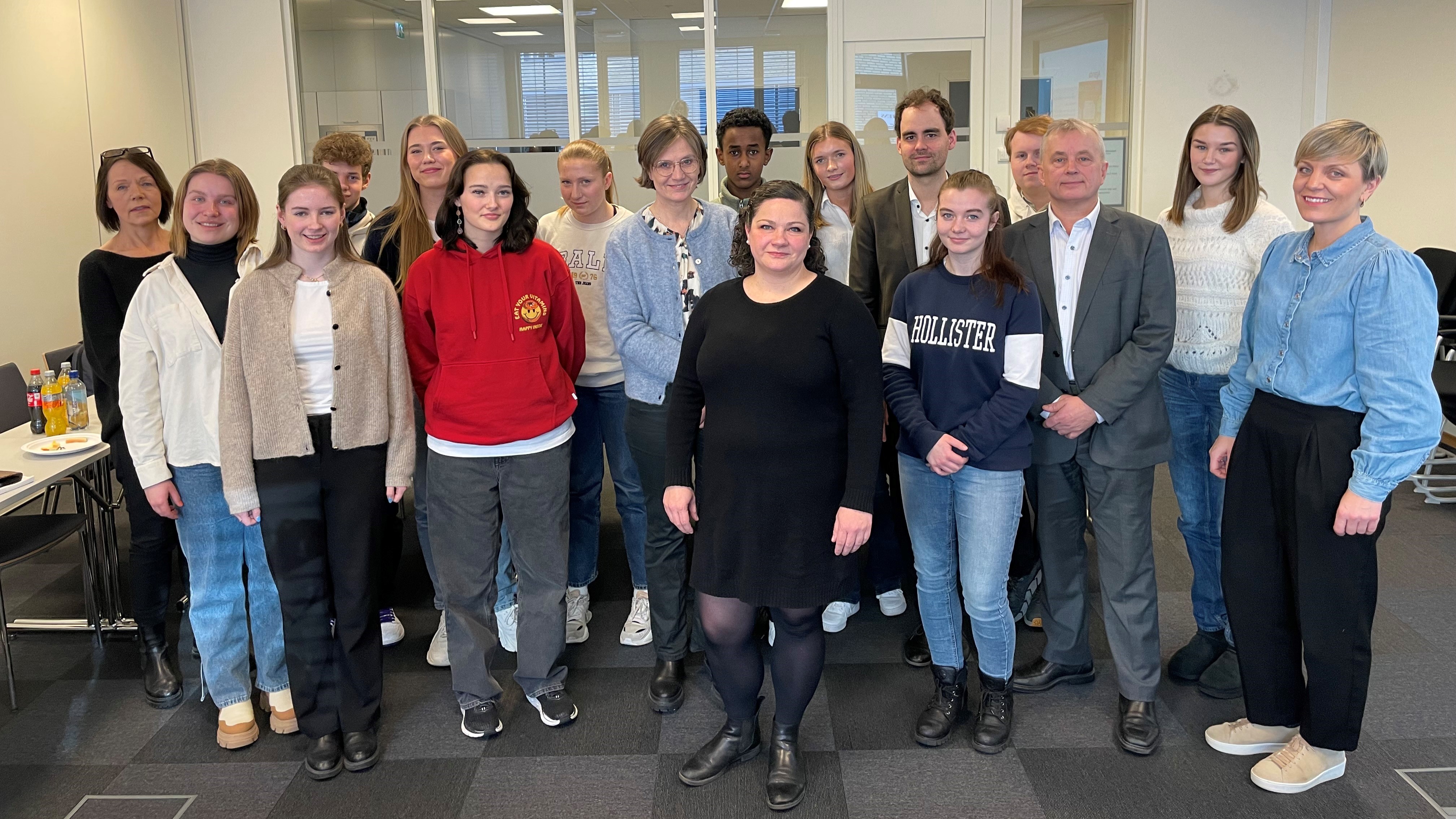 Statsforvalteren i Innlandet sine to ungdomsråd ga innspill til en stortingsmelding som barne- og familieminister Kjersti Toppe jobber med. Foto: Kristina Skamsar. Statsforvalteren i Innlandet sine to råd; barne- og ungepanelet og beredskaprådet for barn og unge, sammen med barne- og familieminister Kjersti Toppe.