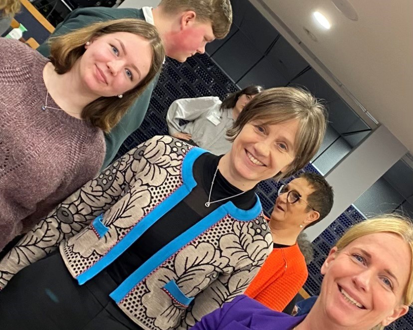 Vårin Dagsgard-Marstein (18) fra Lom sammen med barne- og familieminister Kjersti Toppe og barneombud Inga Bejer Engh. Foto: Eli Blakstad. Vårin Dagsgard-Marstein (18) fra Lom står sammen med barne- og familieminister Kjersti Toppe og barneombud Inga Bejer Engh i et møterom.