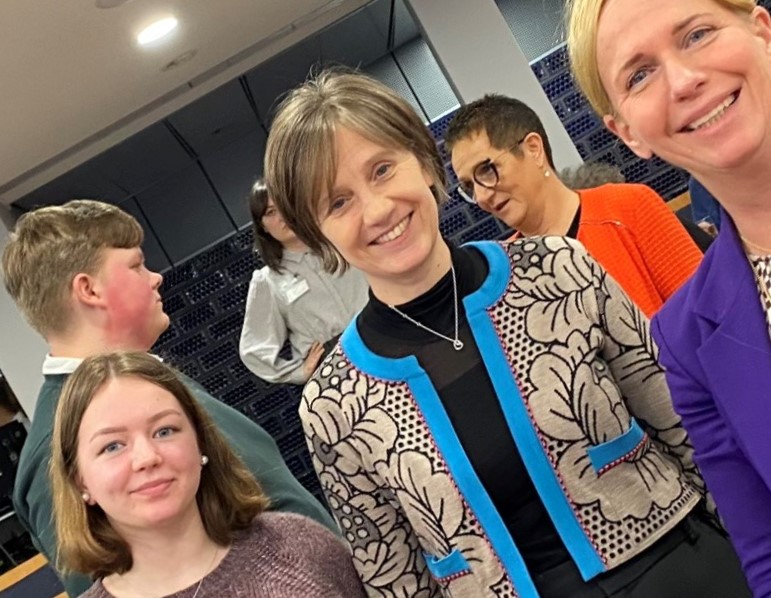 Vårin Dagsgard-Marstein (18) frå Lom var saman med barne- og familieminister Kjersti Toppe og barneombod Inga Bejer Engh på eit møte om barn og unges medverknad. Foto: Eli Blakstad. Vårin Dagsgard-Marstein (18) frå Lom står saman med barne- og familieminister Kjersti Toppe og barneombod Inga Bejer Engh i eit møterom.