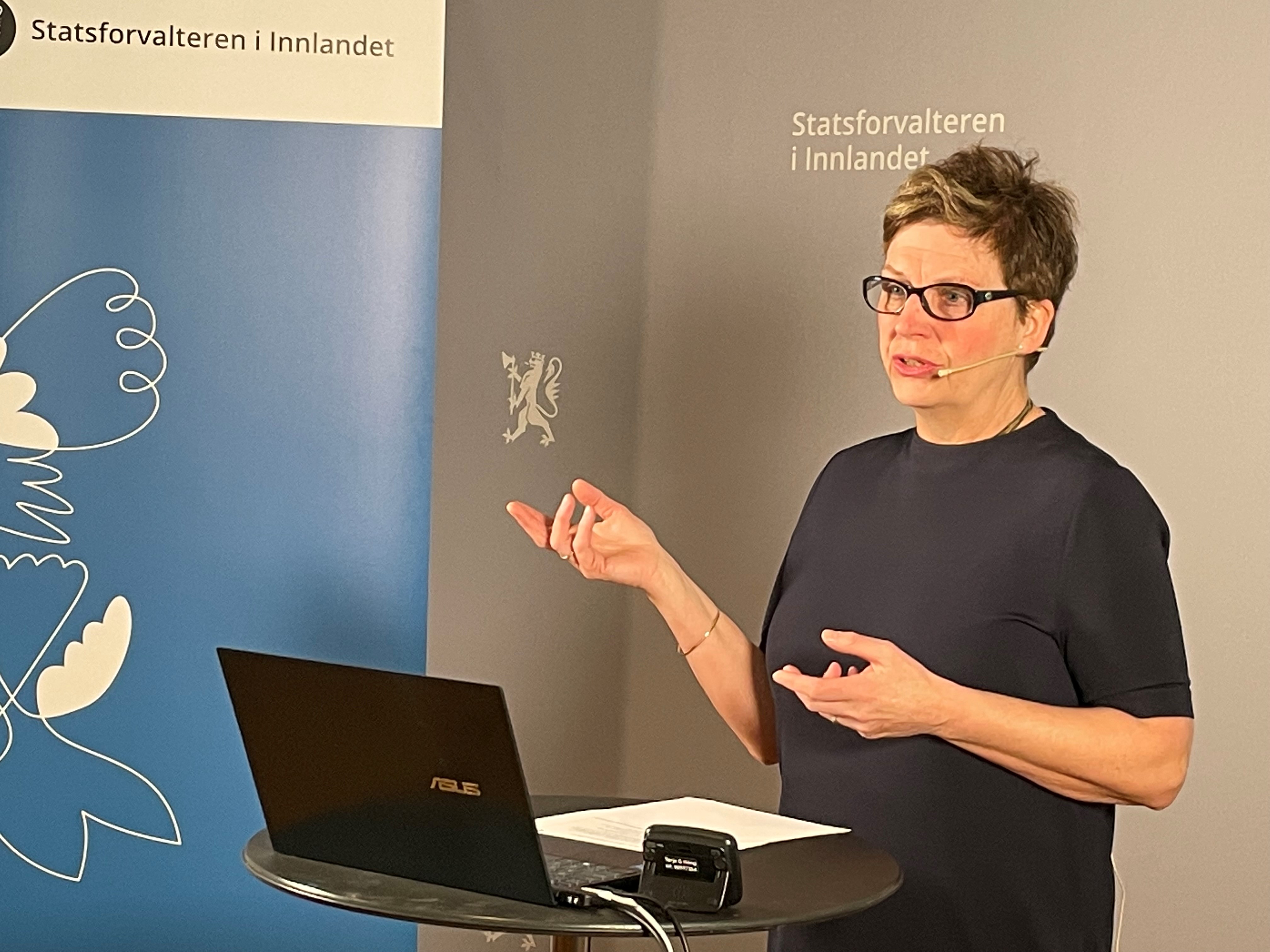 Velferdsdirektør hos Statsforvalteren i Innlandet Eli Blakstad mener vi må bli bedre til å lytte til barn og unge. Foto: Kristina Skamsar. Velferdsdirektør hos Statsforvalteren i Innlandet Eli Blakstad.