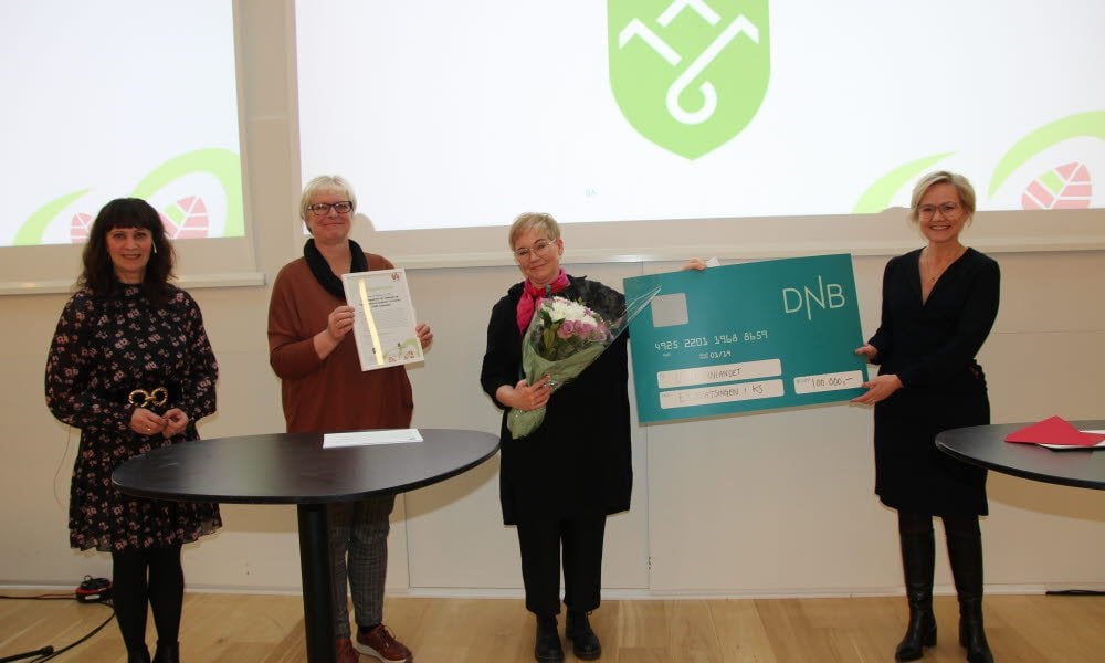 Nestleder i KS, Jenny Følling og helse- og omsorgsminister, Ingvild Kjerkol ga sjekken på 100. 000 kroner til Målfrid Schiager i Gjøvik kommune og Åsa Karin Serholt Jensen i Hamar kommune. Foto: KS. Nestleder i KS, Jenny Følling og helse- og omsorgsminister, Ingvild Kjerkol ga sjekken på 100. 000 kroner til Målfrid Schiager i Gjøvik kommune og Åsa Karin Serholt Jensen i Hamar kommune.