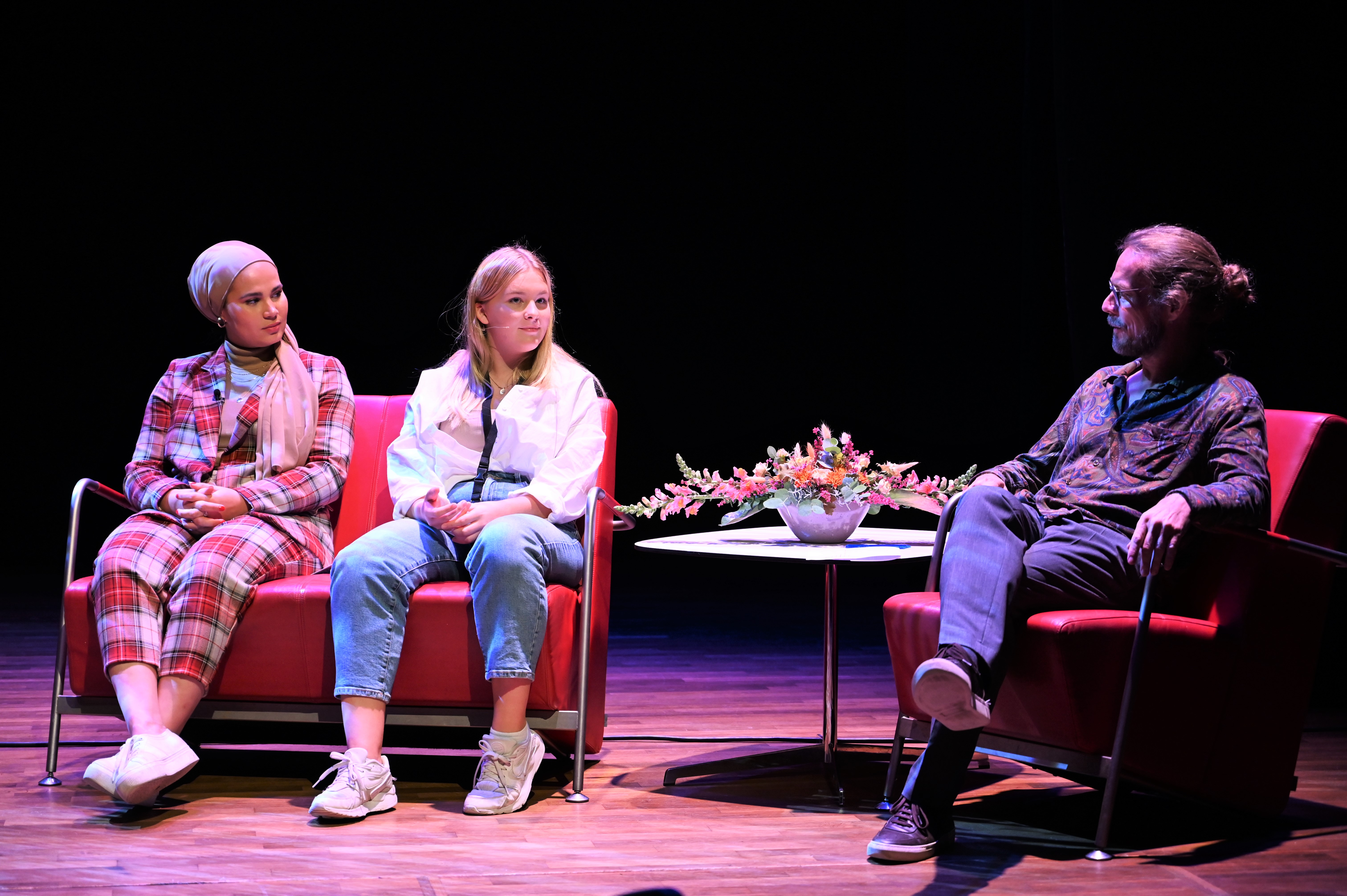 Konferansier Iman Meskini, Ronja Svendsen fra Barn- og ungepanelet og psykolog Peder Kjøs i samtale om det å være ung i dag. Foto: Kristina Skamsar. Konferansier Iman Meskini, Ronja Svendsen fra Barn- og ungepanelet og psykolog Peder Kjøs i samtale om det å være ung i dag.