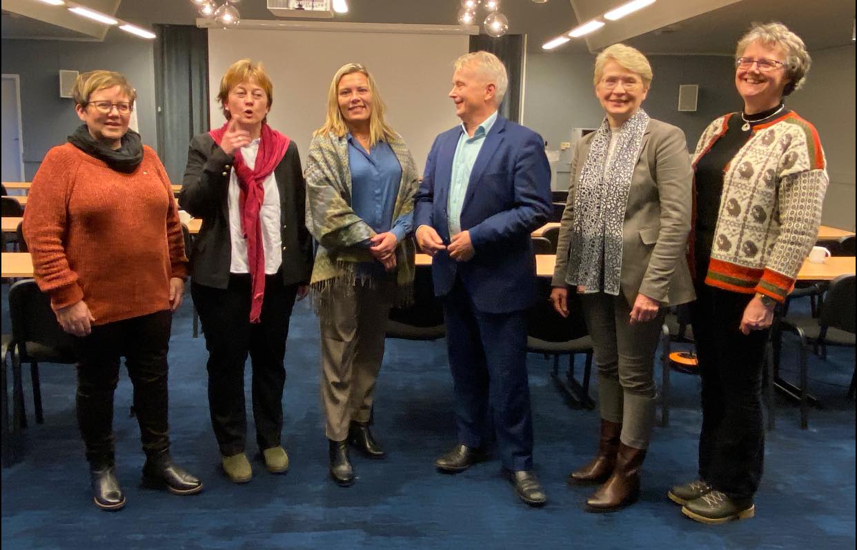 På Otta var klimatiltak og barnevernsreformen temaer som opptok alle, uansett rolle i kommune eller stat. Her er Live Langøygard, Edel Kveen, Mariann Skotte, Knut Storberget, Eldri Siem og Guri Ruste. Foto: Karianne Stordal. På Otta var klimatiltak og barnevernsreformen temaer som opptok alle, uansett rolle i kommune eller stat. Her er Live Langøygard, Edel Kveen, Mariann Skotte, Knut Storberget, Eldri Siem og Guri Ruste.