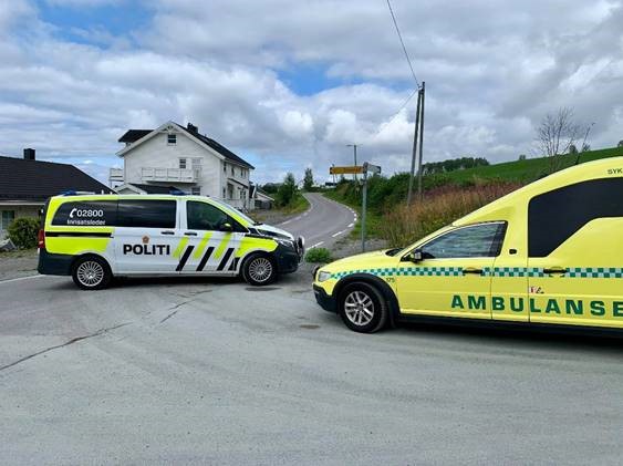 Politibil og ambulanse Foto: Bjørn Bjørkli, avisa Hadeland. Politibil og ambulanse