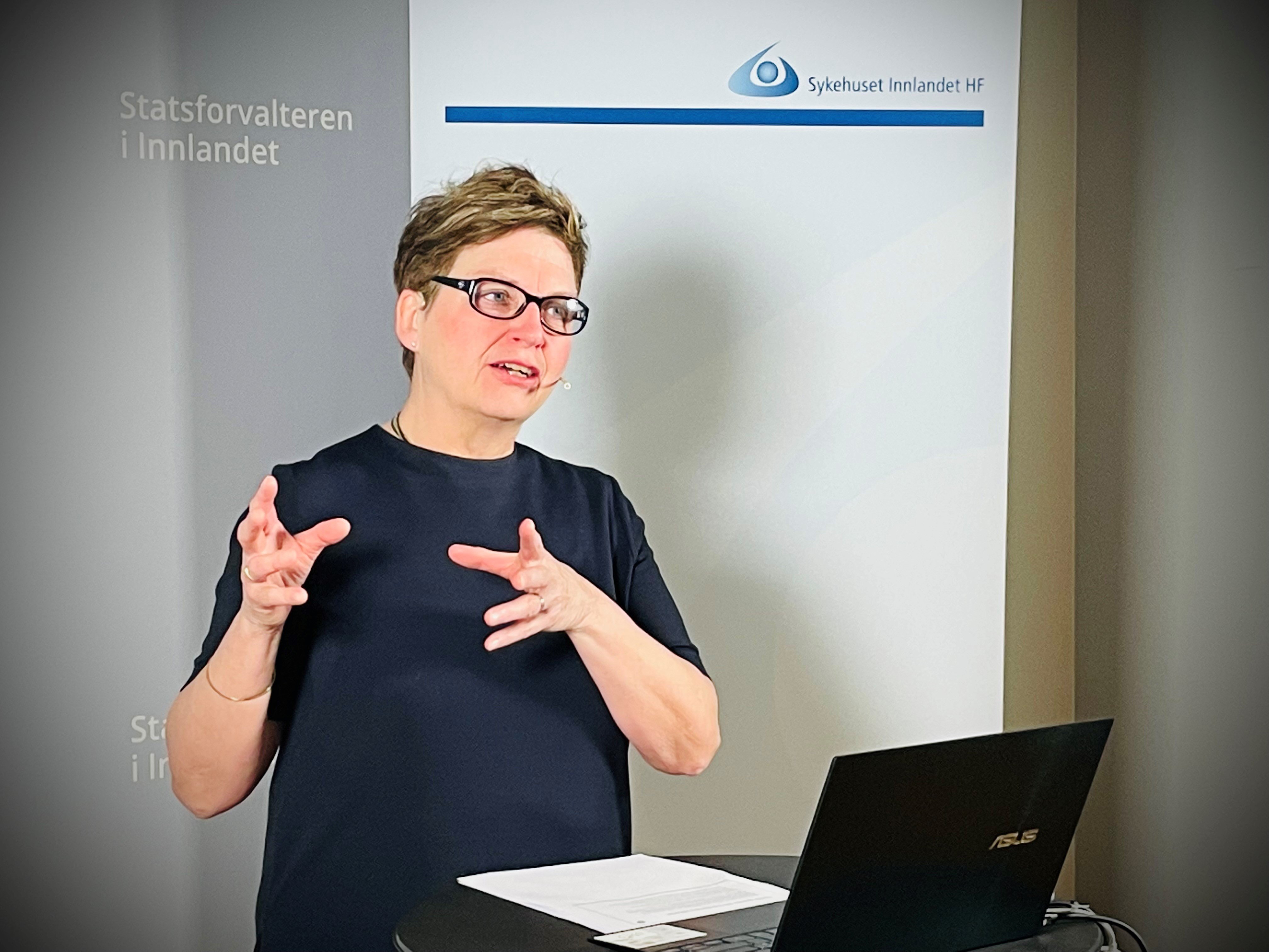 Velferdsdirektør hos Statsforvalteren i Innlandet Eli Blakstad åpnet ReHabiliteringsforum dag to. Foto: Kristina Skamsar. Velferdsdirektør hos Statsforvalteren i Innlandet Eli Blakstad åpnet ReHabiliteringsforum dag to.