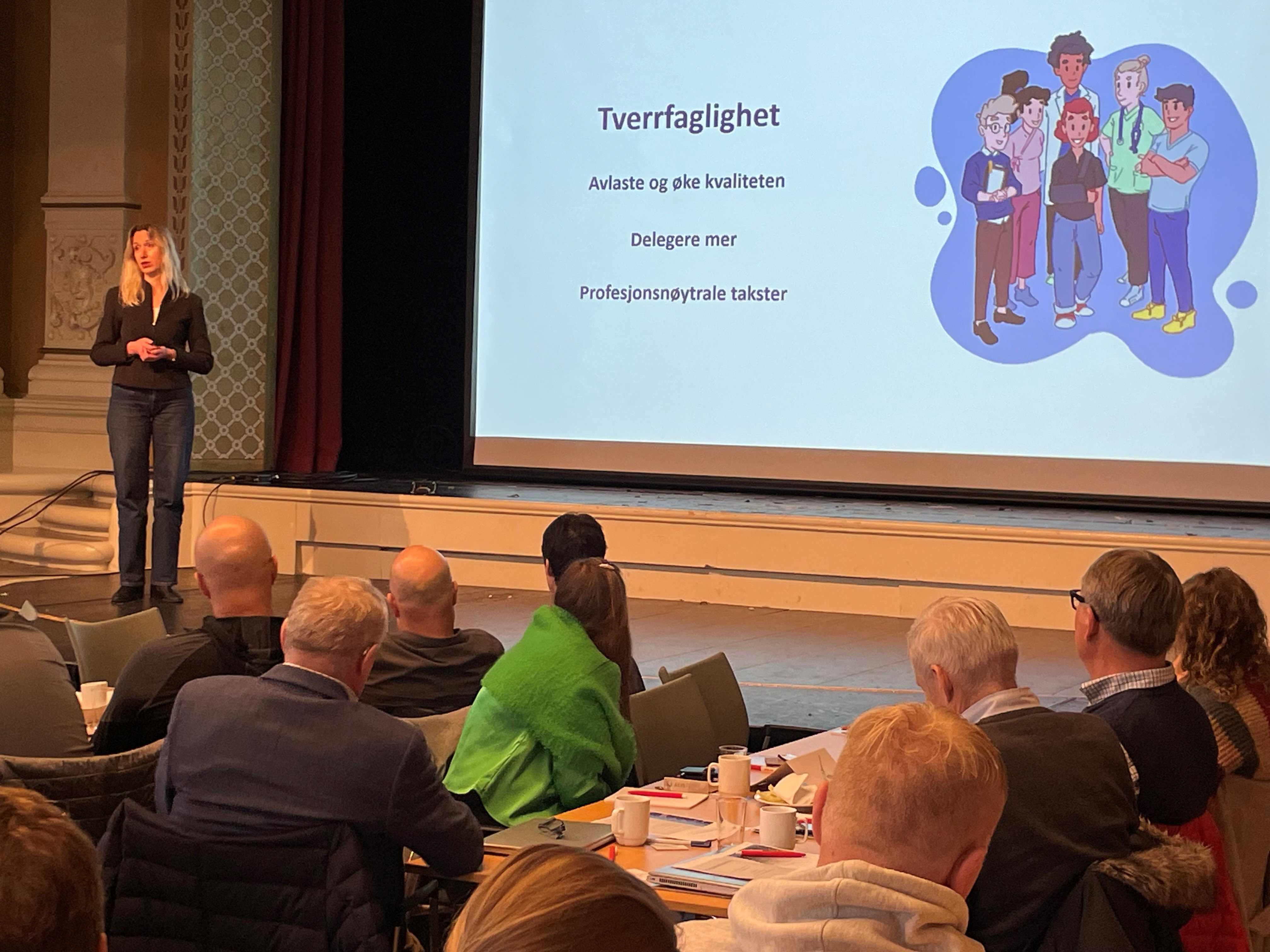 Seniorrådgiver Kine Lynum i Helsedirektoratet. Foto: Kristina Skamsar. Dame står foran en storskjerm.