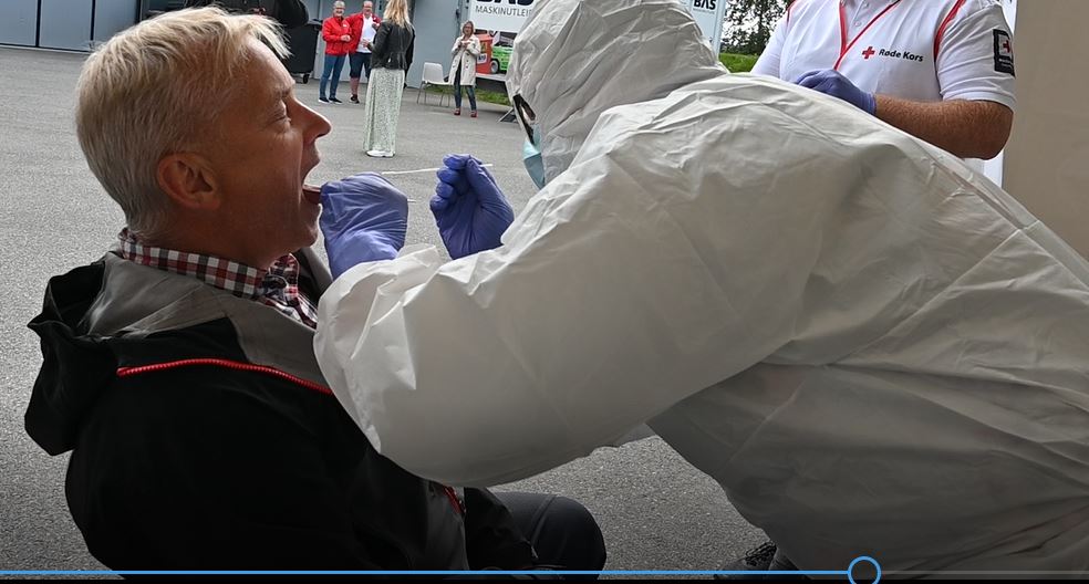 Foto av mann som får coronatest