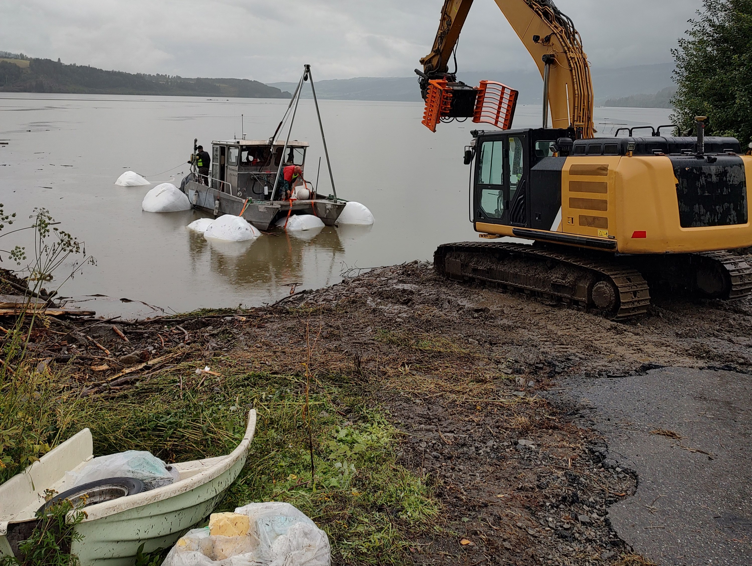 Foto: Stein Egil Granli (Statsforvalteren i Innlandet). Rydding av rundballer i Mjøsa etter ekstremværet "Hans" 12.-13. august 2023.