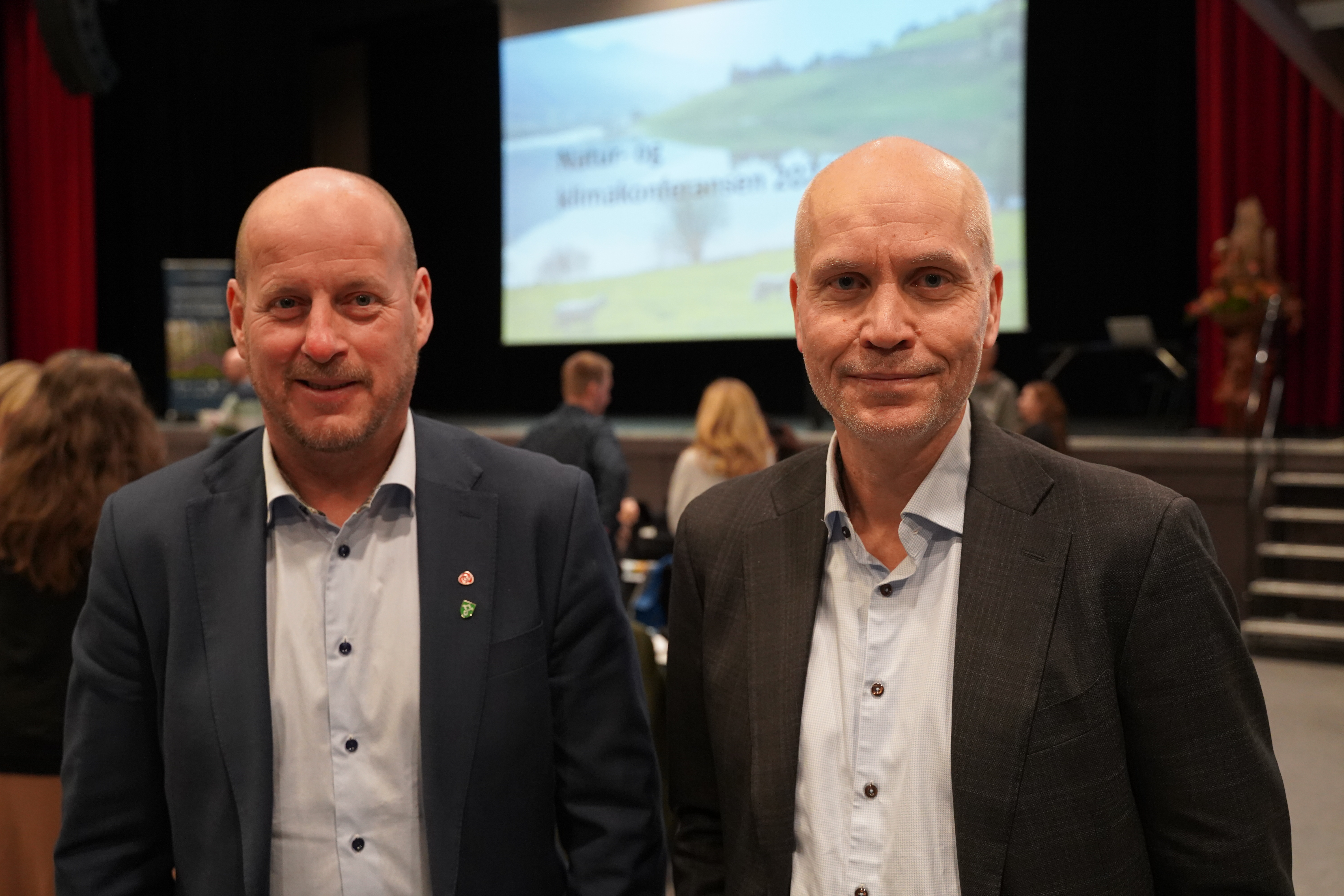 Fylkesordfører Thomas Breen og ass. statsforvalter Sigurd Tremoen ønsket velkommen og innledet Natur- og klimakonferansen 2023. Foto: Innlanndet fylkeskommune. Fylkesordfører Thomas Breen og ass. statsforvalter Sigurd Tremoen ønsket velkommen og innledet Natur- og klimakonferansen 2023.