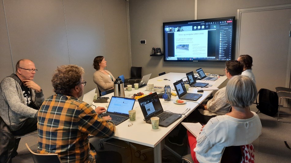 I «studio» satt prosjektgruppa med representanter fra Fylkeskommunen, KS, NVE, Hamar kommune og Statsforvalteren
Foto: Jørn Karlsen. I «studio» satt prosjektgruppa med representanter fra Fylkeskommunen, KS, NVE, Hamar kommune og Statsforvalteren