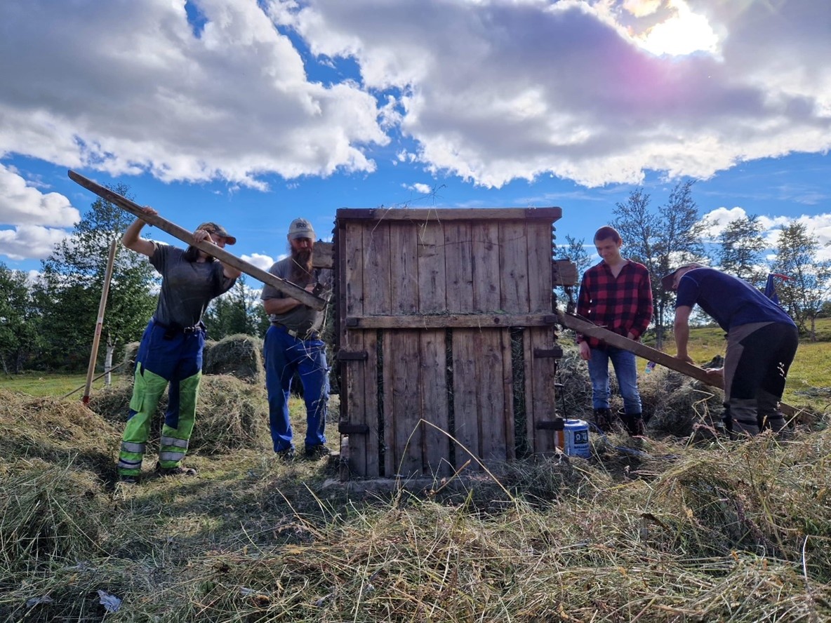 Det meste av jobben i Onsjølia gjøres manuelt, også pressing av høy. Foto: Helen Engelstad Kvalem. Det meste av jobben i Onsjølia gjøres manuelt, også pressing av høy.