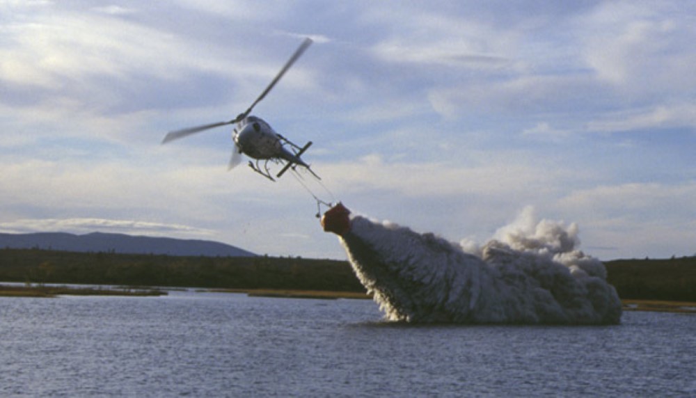 Helikopter som slipper kalk i vann