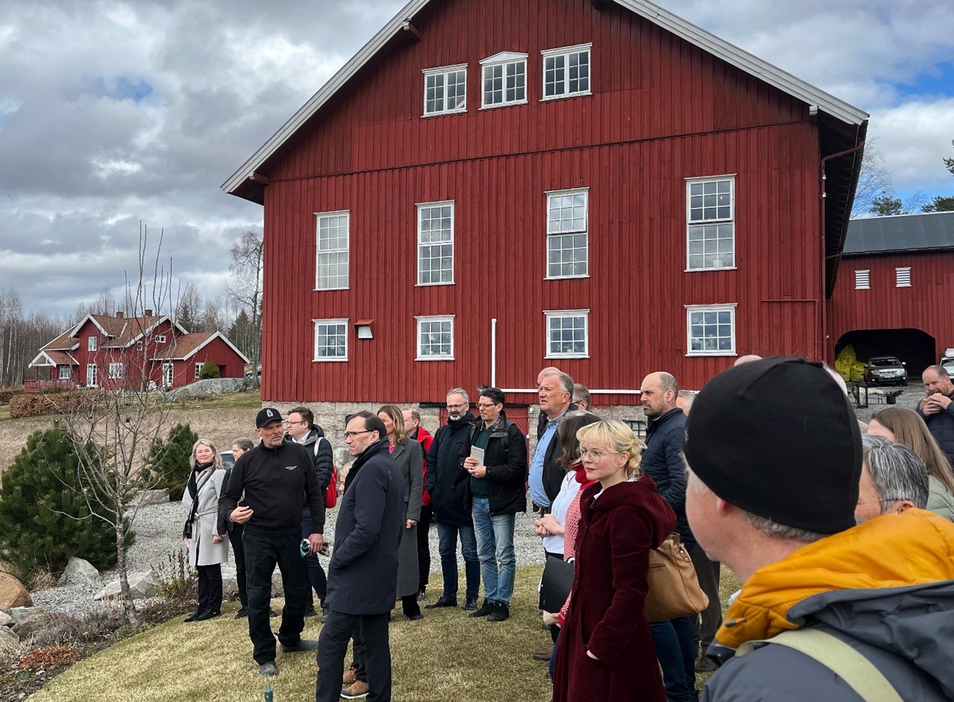 Foto: Sigrid Hårstad Pålsrud. Foto av mennesker ute ved en låve.