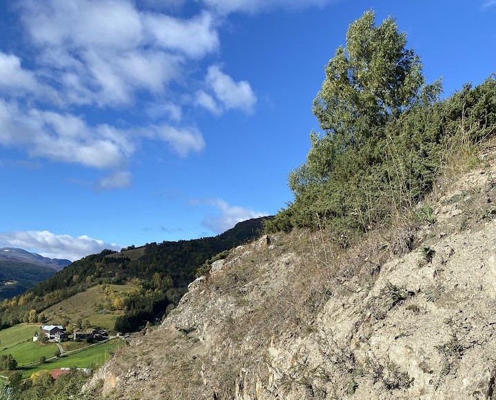 Foto: Marie-Louise Olsen. Fjell, himmel, skog
