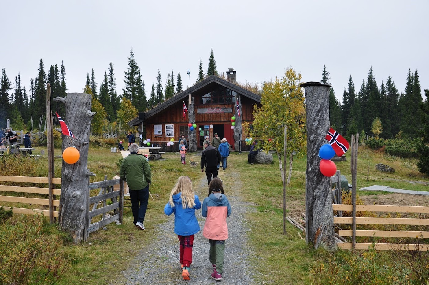 Det var pyntet til fest ved Kittilbu utmarksmuseum. Foto: Rasmus Kierudsen. Det var pyntet til fest ved Kittilbu utmarksmuseum.