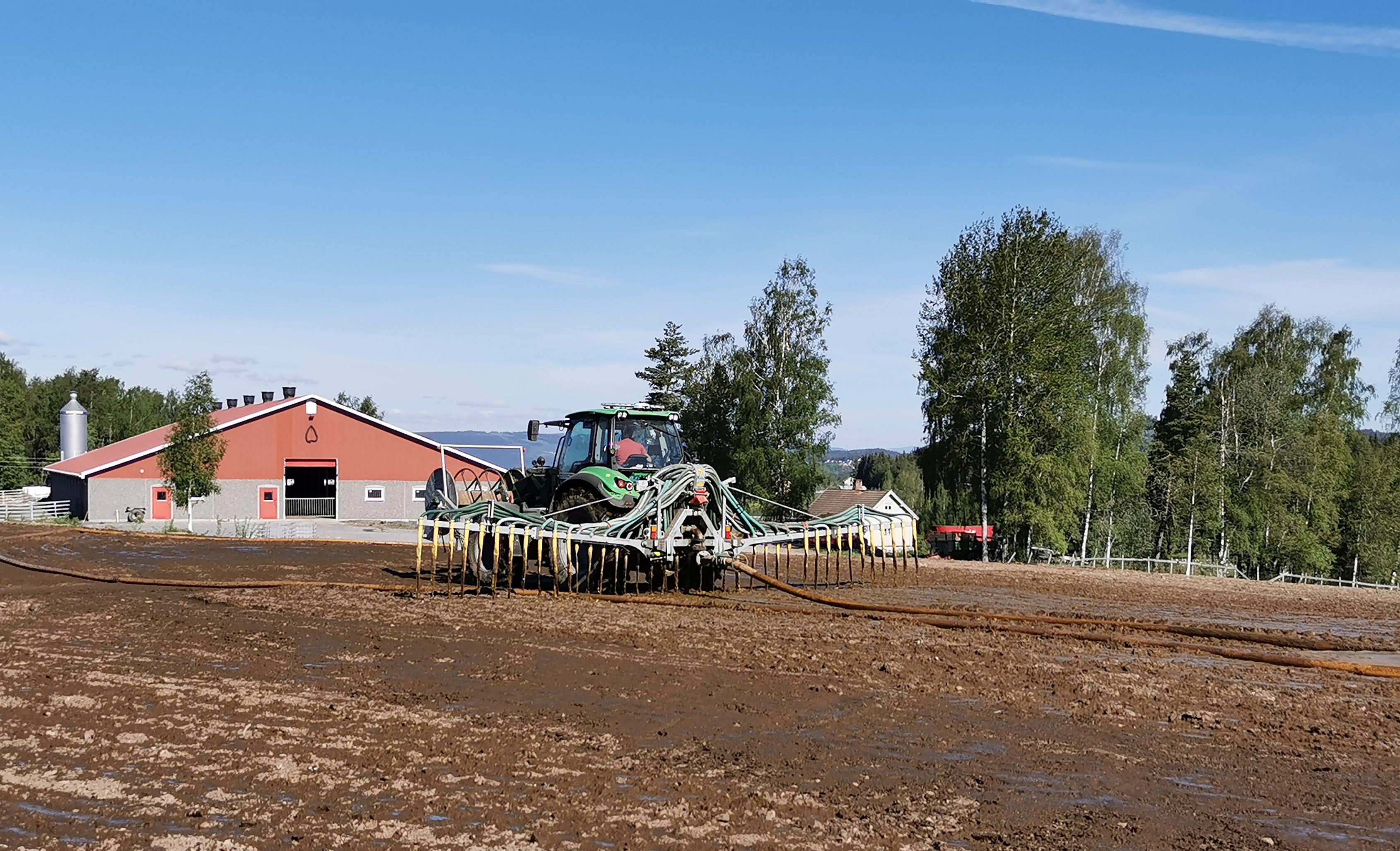 Husdyrgjødselspredning med slepeslange. Foto Stig Horsberg