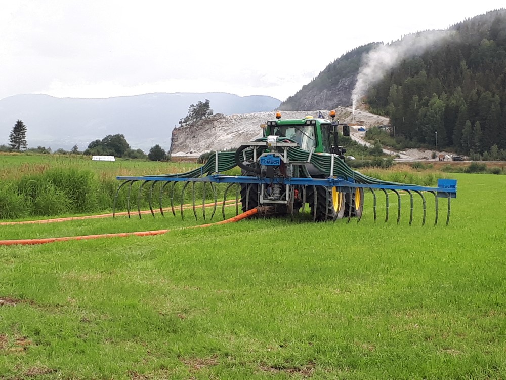 Traktor med slangesprederutstyr for husdyrgjødsel Foto: Anne Berit Grasbakken.