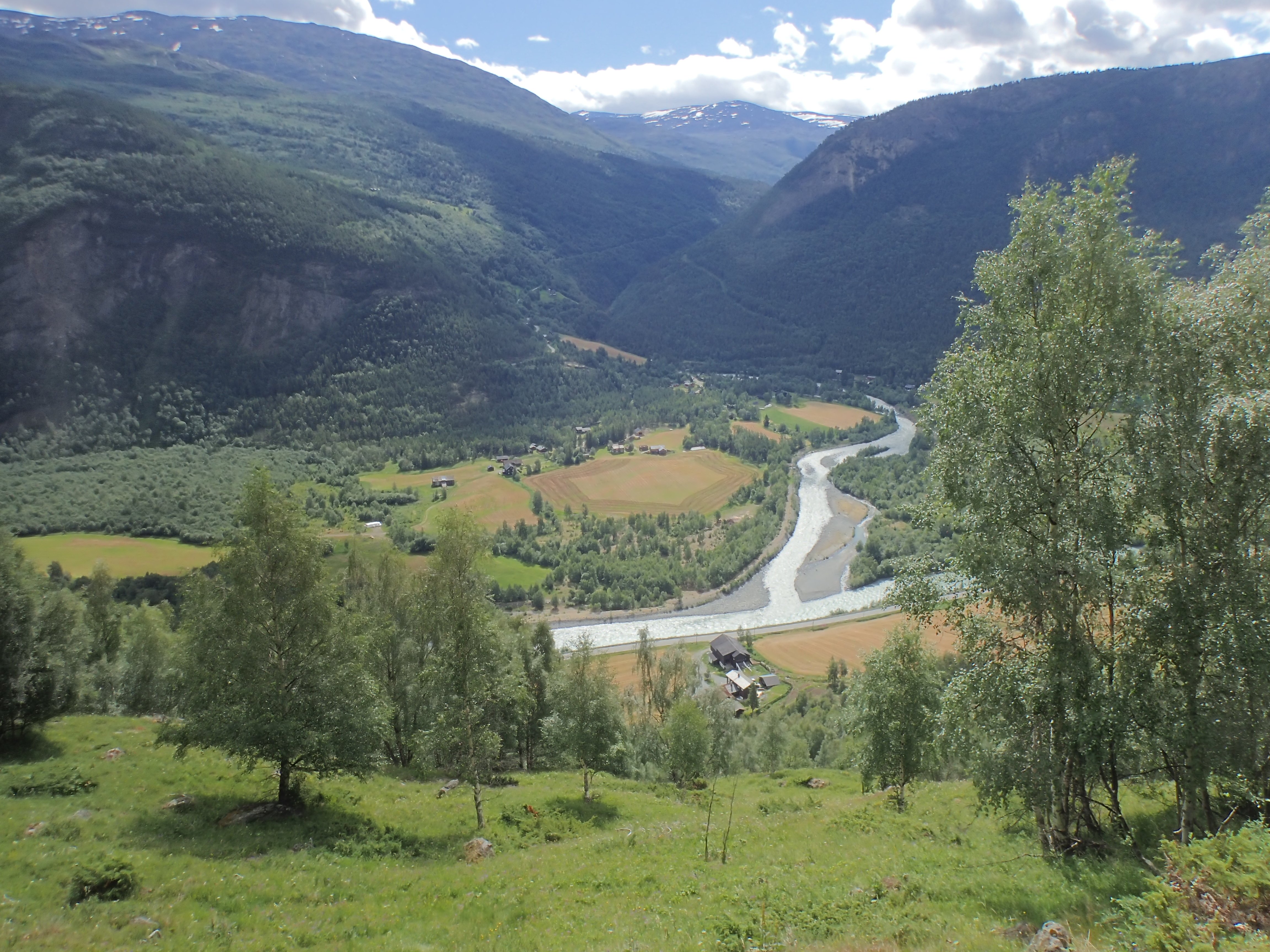 Utsikt i Bøverdalen Foto: Stig Horsberg. Utsikt fra beitemark over dal med jordbruksareal og bratte fjell rundt