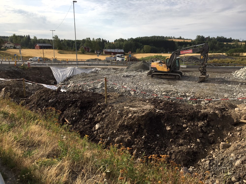 Gravemaskin i anleggsområde