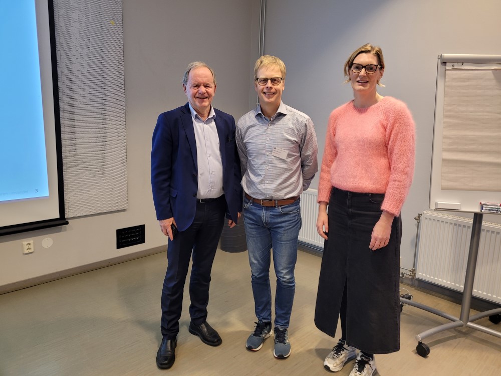 Frå venstre Arne Bardalen, NIBIO, Øyvind Gotehus, Statsforvaltaren og Kristin Smågård, Lom kommune Foto: Anne Berit Grasbakken. Tre personar, to menn og ei kvinne, som har bidratt i programmet