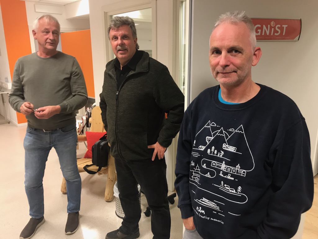 På møtet informerte Ole Torgeir Dokkebakke, innkjøpskoordinator i Valdres, om moglegheitene for å kjøpe inn lokalmat i kommunal sektor. I pausen gjekk praten om avtaler og regelverk. Frå venstre: Helge Holte, Bakeriet i Valdres, Ole Torgeir Dokkebakke og Jan Håheim, Vang kommune. Foto: Guri Grønolen. På møtet informerte Ole Torgeir Dokkebakke, innkjøpskoordinator i Valdres, om moglegheitene for å kjøpe inn lokalmat i kommunal sektor. I pausen gjekk praten om avtaler og regelverk. Frå venstre: Helge Holte, Bakeriet i Valdres, Ole Torgeir Dokkebakke og Jan Håheim, Vang kommune.