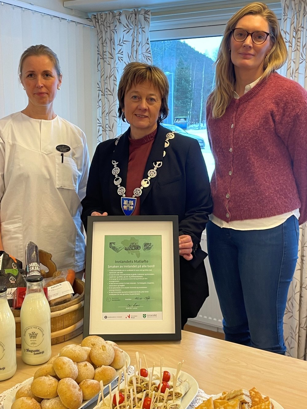 Tre kvinner med signert matløfte