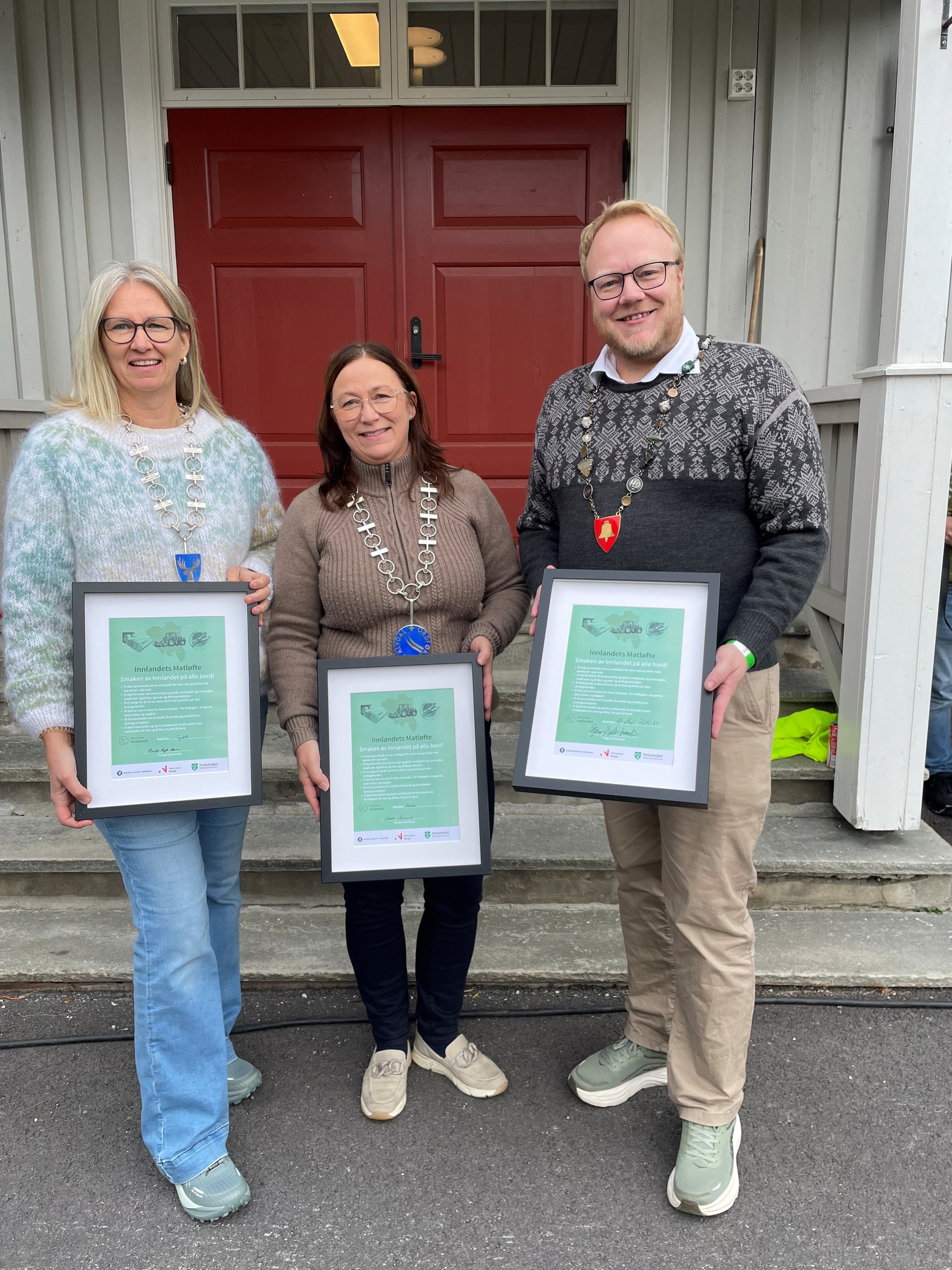 Tre ordførere på trappa med signerte matløfter