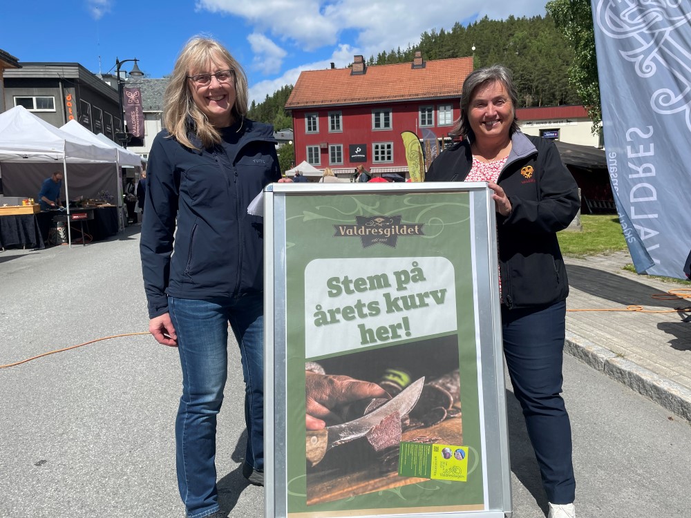 Jørand Ødegård Lunde, Valdres Natur- og Kulturpark (t.h) og Guri Grønolen, Statsforvaltaren i Innlandet (t.v.) hadde ansvar for gjennomføring av publikumskåringa av kurv. Foto: Lene Hovi. Jørand Ødegård Lunde, Valdres Natur- og Kulturpark (t.h) og Guri Grønolen, Statsforvaltaren i Innlandet (t.v.) hadde ansvar for gjennomføring av publikumskåringa av kurv.