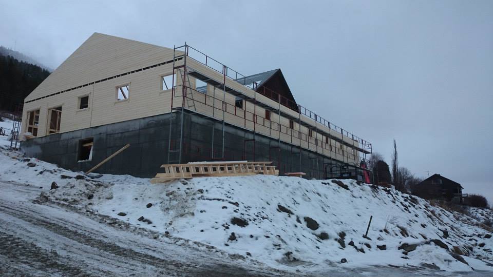 Fjøsbygg under oppføring Foto: Anne Berit Grasbakken. Fjøsbygning under oppføring, vegger har kome opp, manglar tak