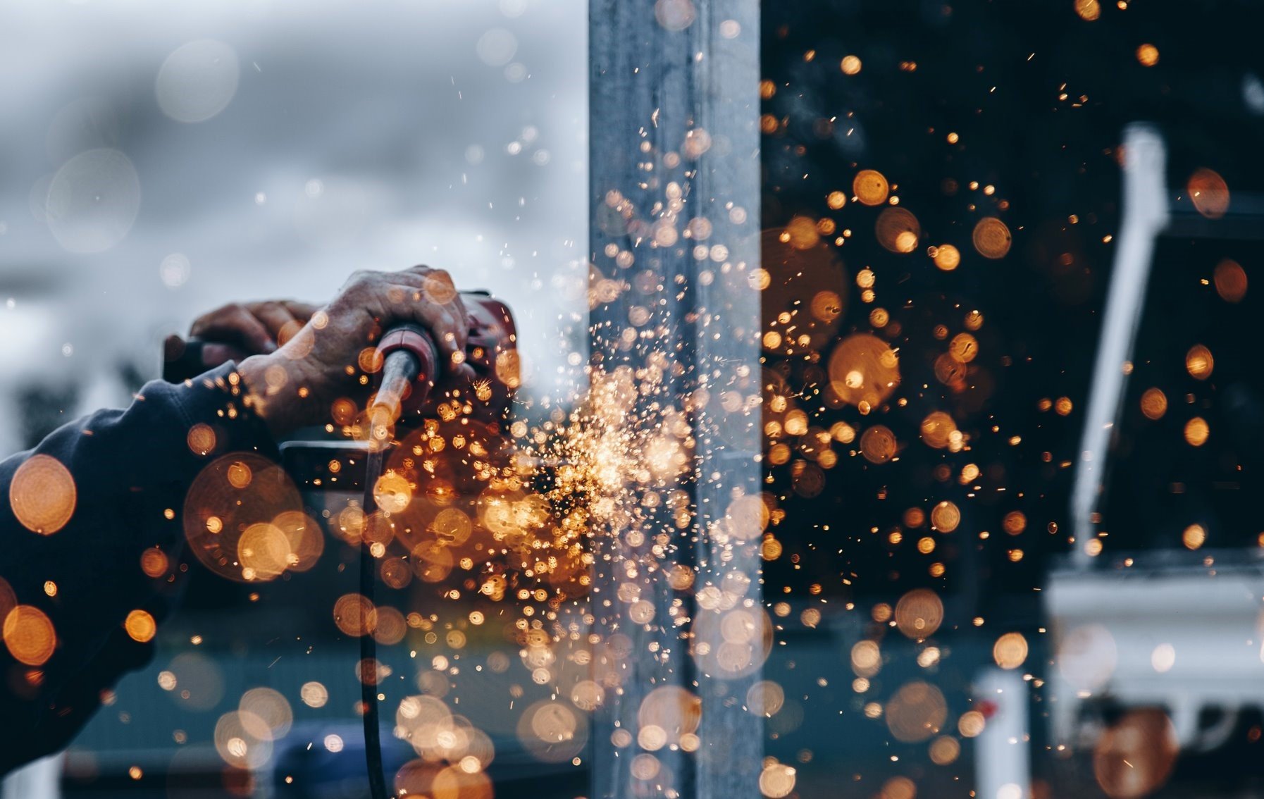 Innlandsporteføljen lanseres 6. juni 2023 på Atlungstad brenneri. Foto: iStock. En hånd som sveiser noe.