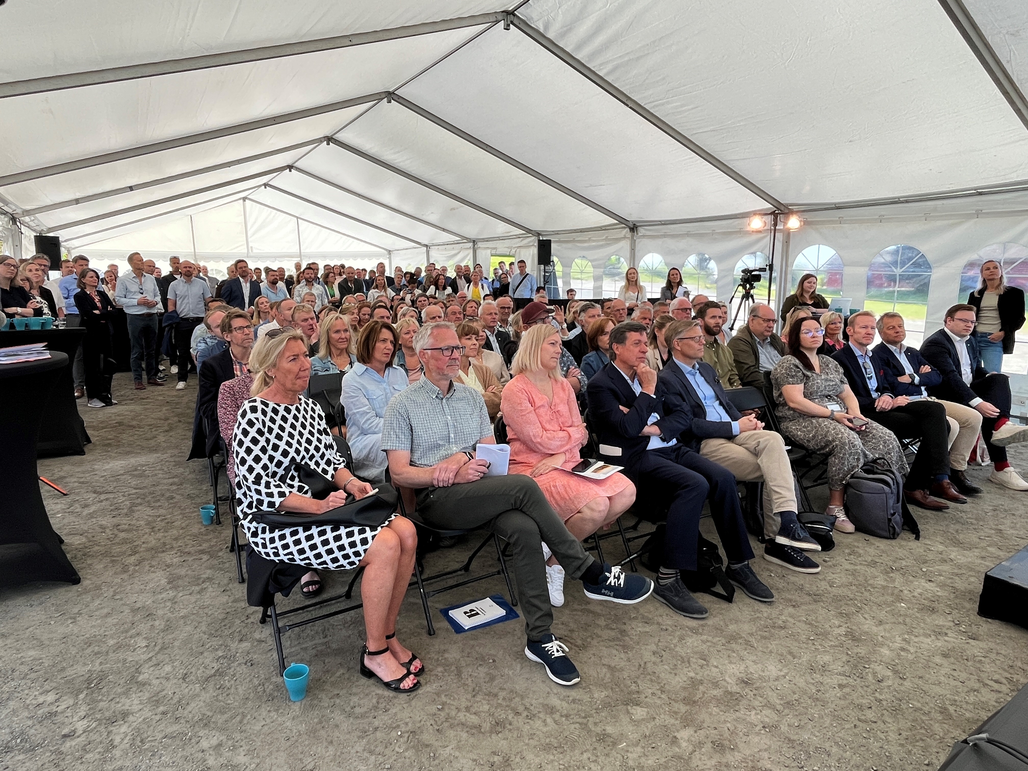 Det var om lag 150 personer på lanseringen på Atlungstad brenneri.
Foto: Marit Thobiassen Strande. Det var om lag 150 personer på lanseringen på Atlungstad brenneri.