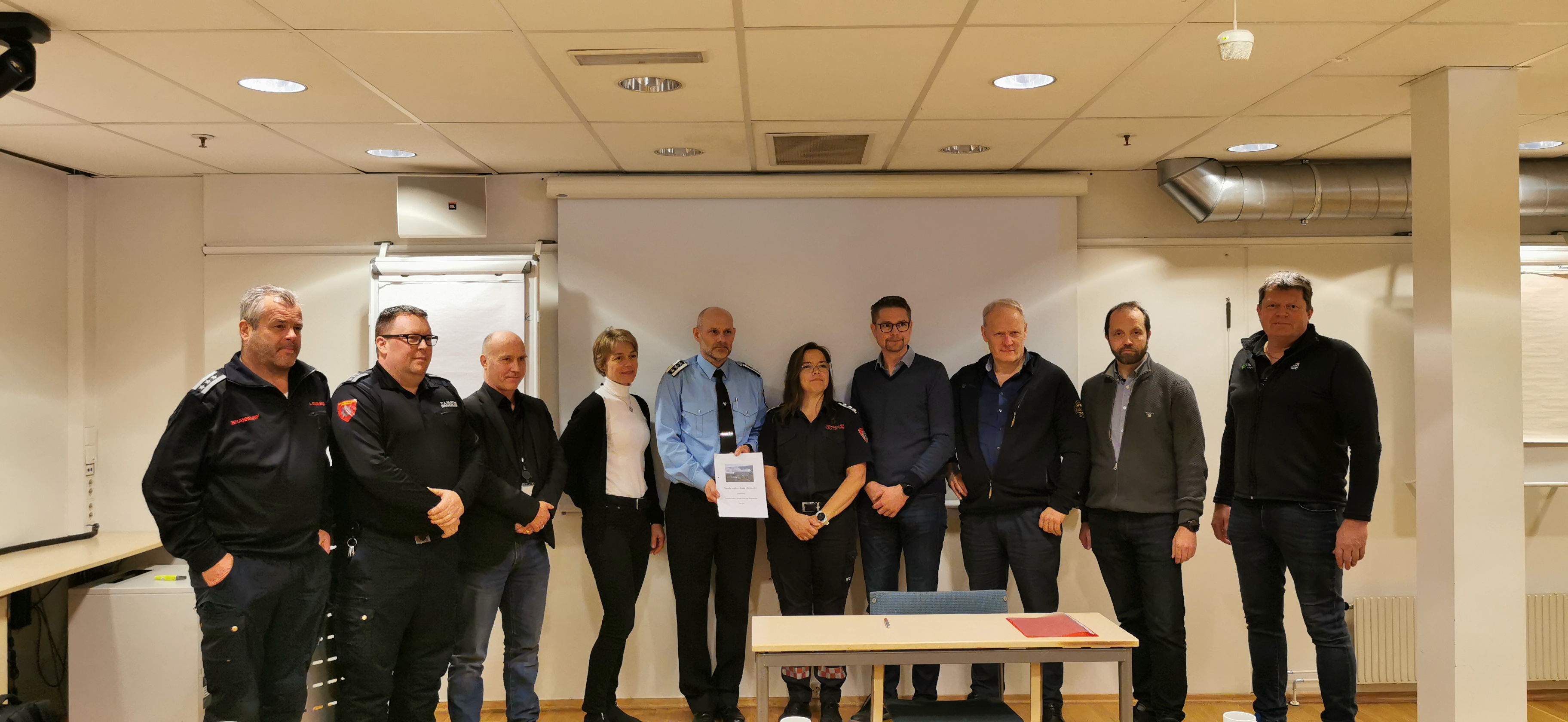 Signering av samarbeidsavtale mellom brannvesen, skognæringen og Statsforvalteren i Innlandet. Fra venstre: Arnfinn Strømstad, Jo Inge Westengen, Asbjørn Lund, Eva Skagestad, Trond Joar Kjenstadbakk, Laila Lien, Kenneth Langsethagen, Per Kveseth, Torgrim Fjellstad og Lars Kristen Haug. Foto: Gustav Uhnger. Signering av samarbeidsavtale mellom brannvesen, skognæringen og Statsforvalteren i Innlandet. Fra venstre: Arnfinn Strømstad, Jo Inge Westengen, Asbjørn Lund, Eva Skagestad, Trond Joar Kjenstadbakk, Laila Lien, Kenneth Langsethagen, Per Kveseth, Torgrim Fjellstad og Lars Kristen Haug.