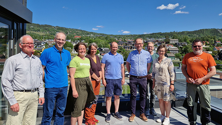 Styringsgruppen for arbeidet med regionale miljøkrav i Innlandet. Fra høyre: Svein Løken (Oppland bonde og småbrukarlag), Astrid Simenstad (Innlandet bondelag), Øyvind Gotehus (Statsforvalteren), Haavard Elstrand (Stataforvalteren), Arne Magnus Hekne (Fylkeskommunen), Kari Hanne Pavenstädt (Hedmark bonde- og småbrukarlag), Elisabeth Gjems (Innlandet bondelag), Thomas Smeby og Ola Hegge (Statsforvalteren, sekretariat). Foto: Statsforvalteren i Innlandet. Foto av mennesker som står ute i sola