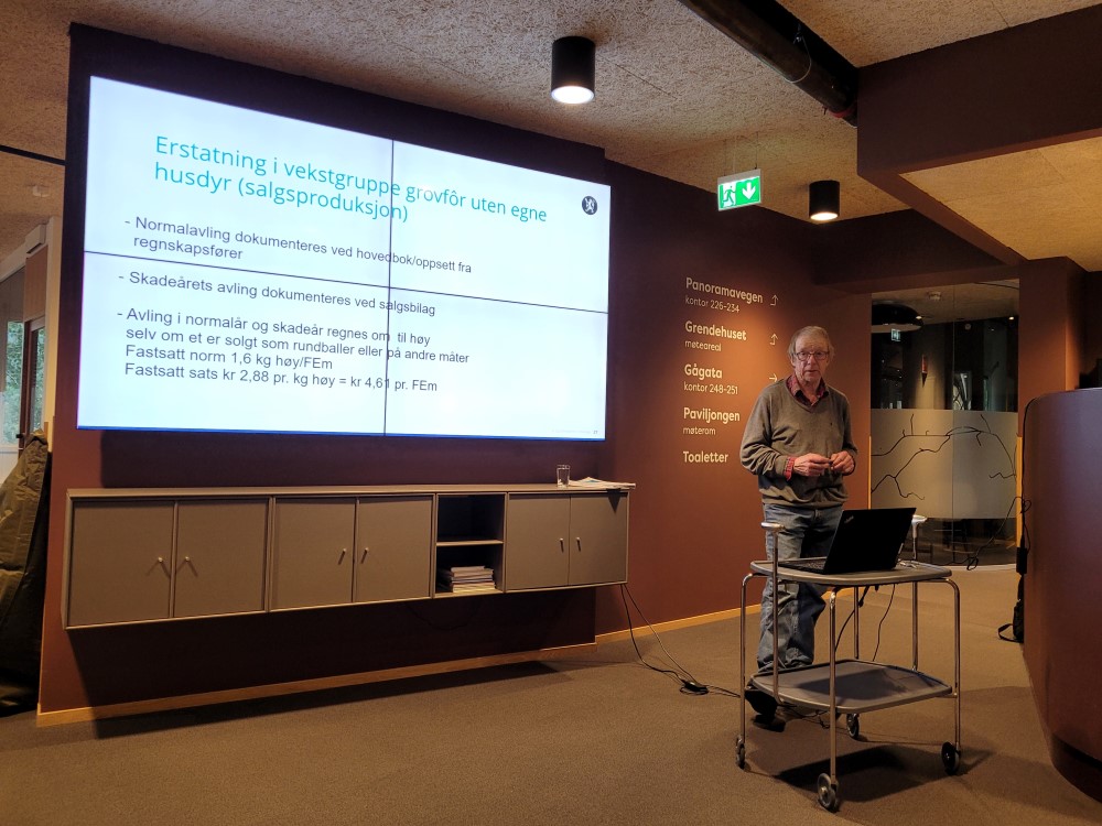 Lars Martin Hagen frå Statsforvaltaren orienterer om tilskot ved produksjonssvikt. Foto: Anne Berit Grasbakken. Mann som held innlegg og brukar PC til presentasjon på skjerm på veggen
