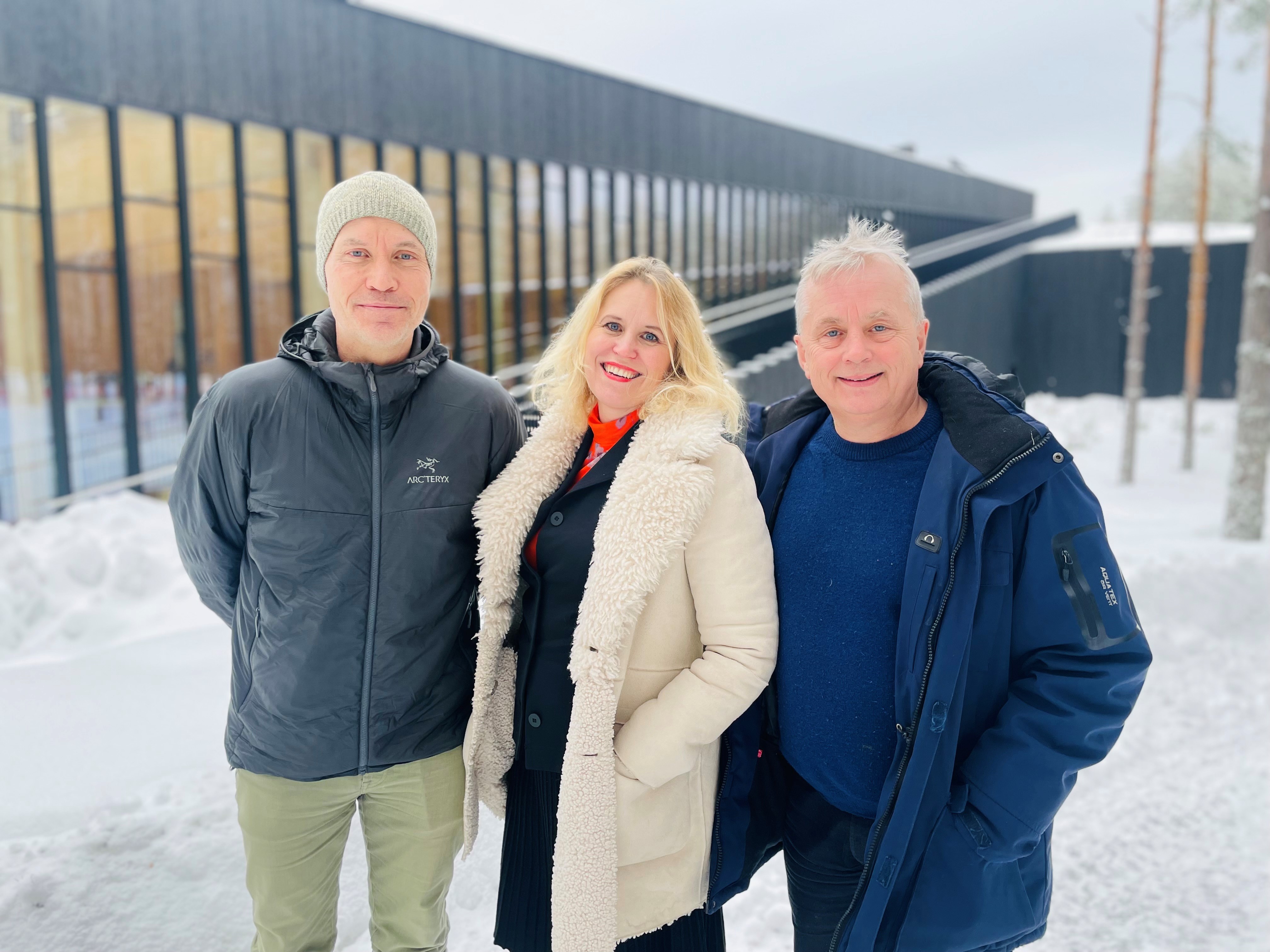 Ordfører i Eidskog kommune Kamilla Thue, sammen med statsforvalter Knut Storberget og assisterende statsforvalter Sigurd Tremoen foran The Plus. Foto: Kristina Skamsar. Tre voksne mennesker står foran et forretningsbygg.