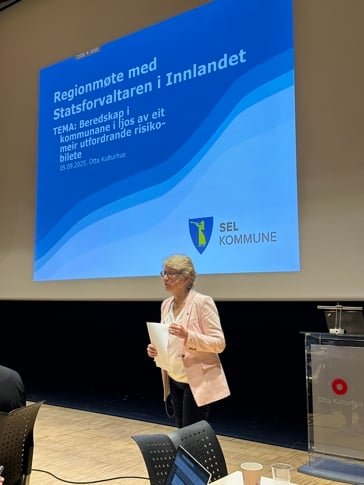 ordfører Eldri Siem står i Kulturhuset og snakker til kommunale ledere og ledelsen hos Statsforvalteren på regionmøte.