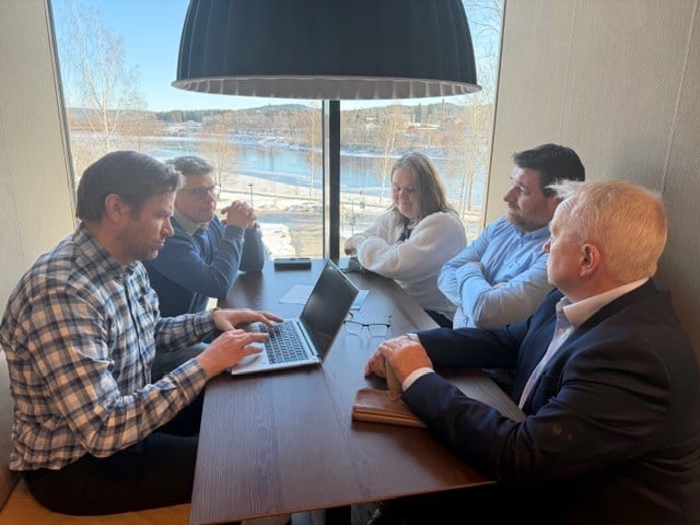 Deltagere på møtet jobber med gruppearbeid under møtet.