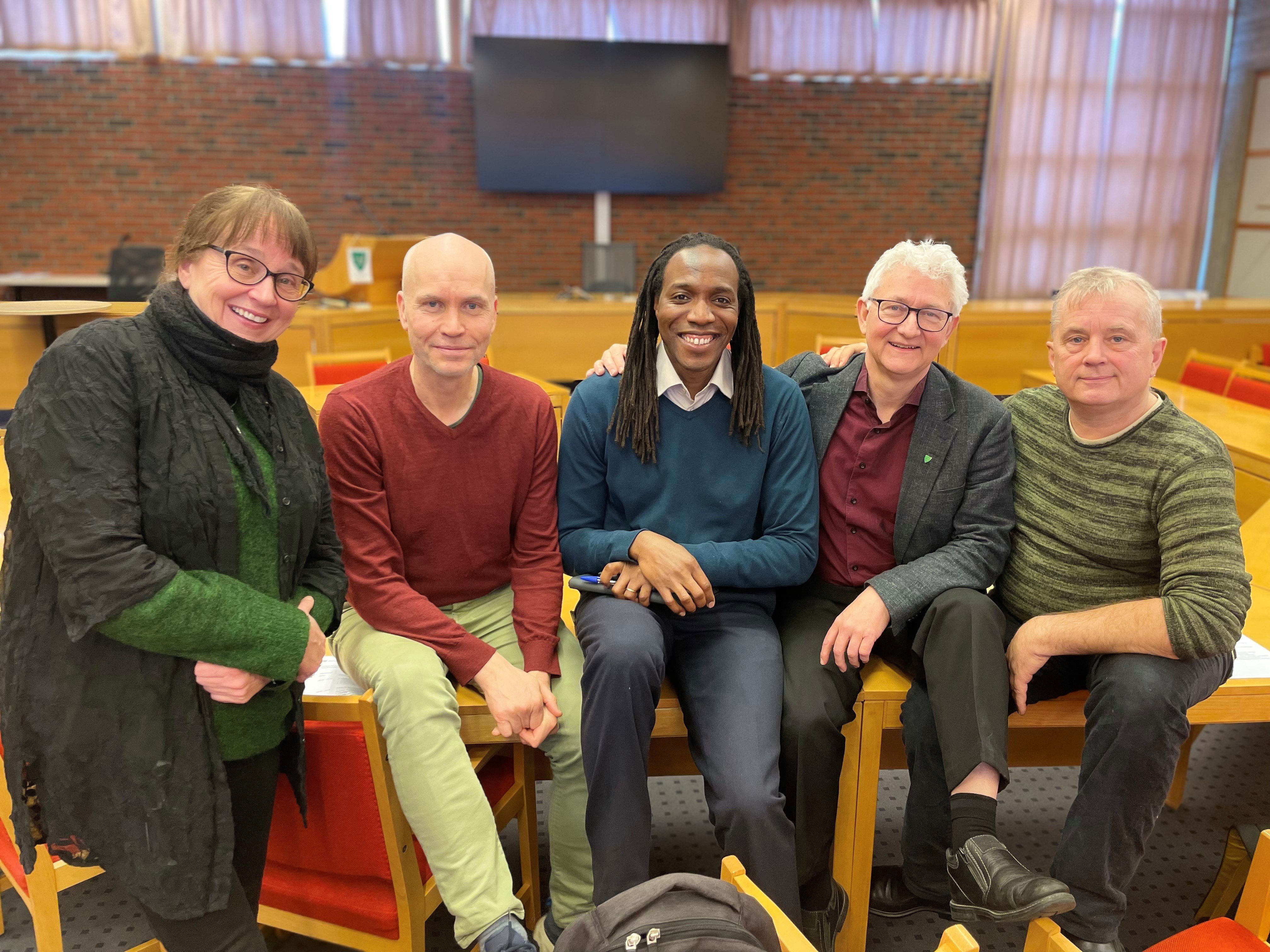 Helle Johansen Bjørnstad, rektor Stange barneskole, Denis Aggrey, kommunalsjef oppvekst, Bjarne H. Christiansen, ordfører i Stange kommune sammen med statsforvalter Knut Storberget og assisterende statsforvalter Sigurd Tremoen. Foto: Kristina Skamsar. Personer sitter sammen på rekke på et bord i en sal.