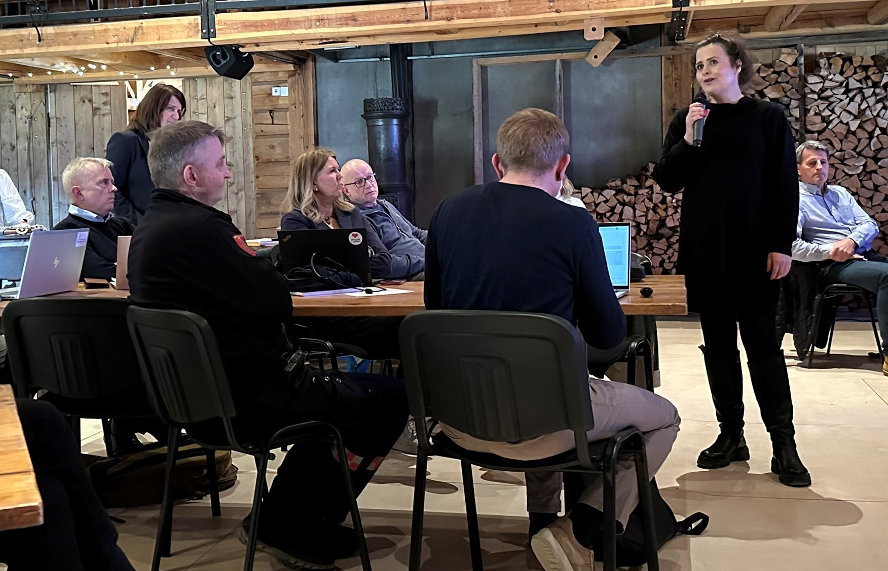 Marte Brunæs Torgersen, leder for Midt-Gudbrandsdal Flyktningetjeneste fortalte om arbeidet med å bosette 478 flyktninger. Foto: Karianne Stordal / Statsforvalteren. Formannskapene i Midt-Gudbrandsdal inviterte statsforvalter Knut Storberget og ledere fra embetet til dialog.