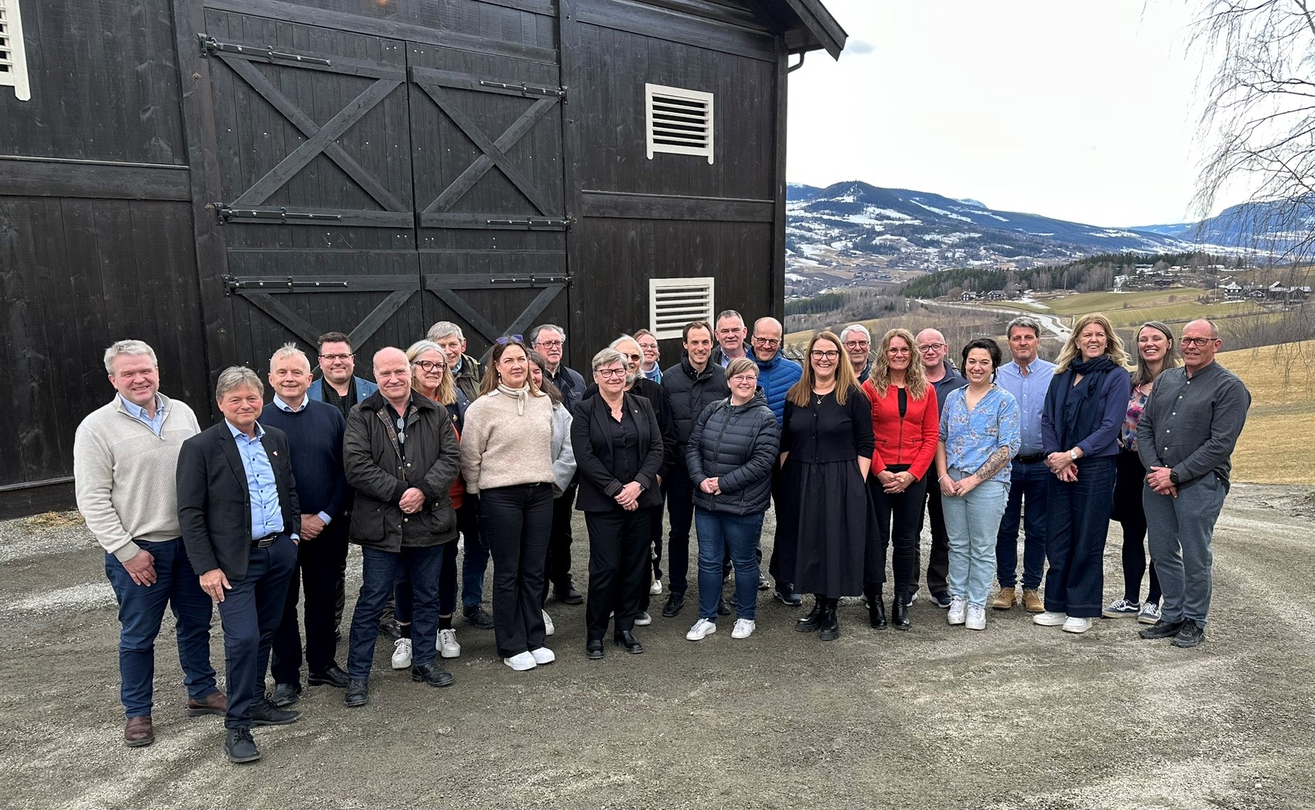 Sterkere med dialog: Felles formannskapsmøte mellom Ringebu, Sør-Fron og Nord-Fron og Statsforvalteren i Innlandet. Foto: Karianne Stordal / Statsforvalteren . Formannskapene i Ringebu, Nord- og Sør-Fron møter statsforvalter Knut Storberget og ledere fra embetet.